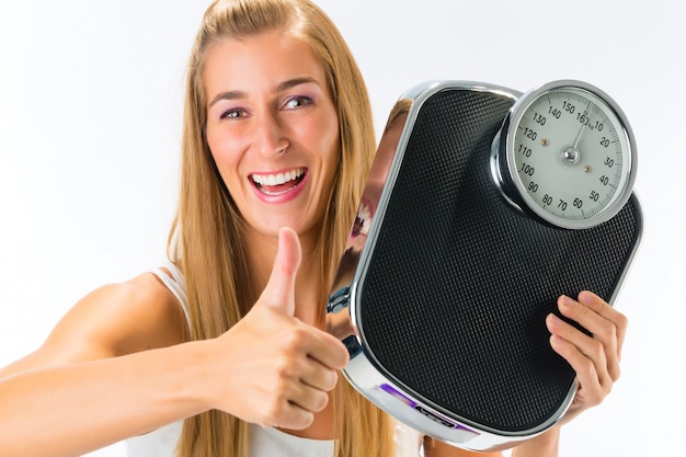 Jeune femme avec une balance