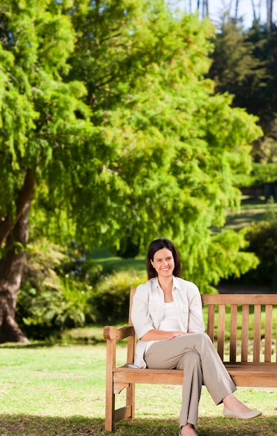 Jeune femme sur le banc