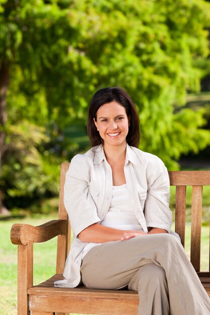 Jeune femme sur le banc