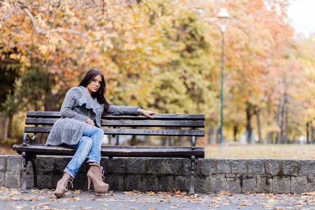 Jeune femme sur le banc