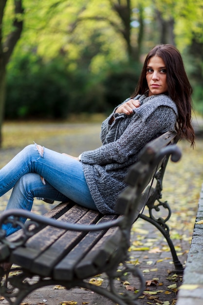 Jeune femme sur le banc