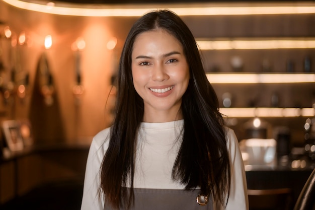 Une jeune femme barista travaillant dans un café moderne