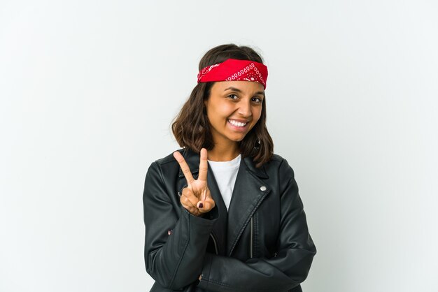 Jeune femme à bascule heureuse, souriante et joyeuse