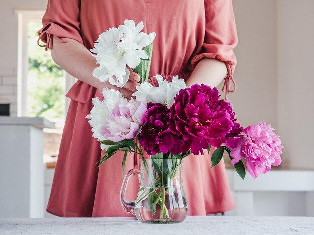 Jeune femme et un beau bouquet de fleurs