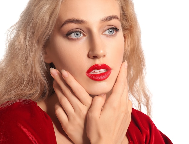 Jeune femme avec un beau maquillage isolé