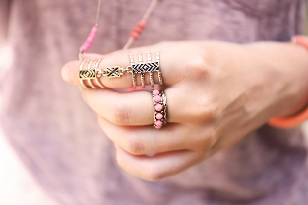 Jeune femme avec de beaux accessoires se bouchent