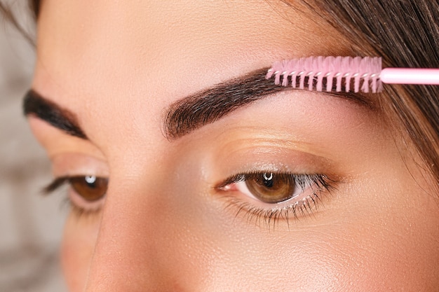 Jeune Femme Avec De Beaux Sourcils Après Correction, Gros Plan