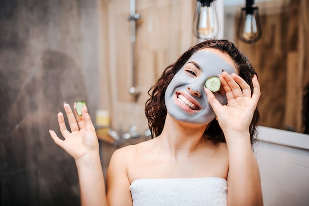 Jeune femme belle brune sportive faisant la routine du matin au miroir.