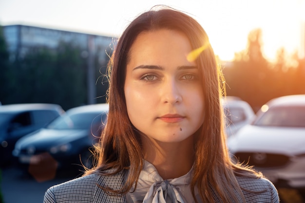 Jeune femme avec de belles dents souriant à la lumière du soleil de la caméra