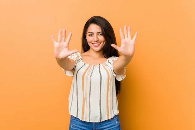 Jeune Femme Bien Roulée Montrant Le Numéro Dix Avec Les Mains.