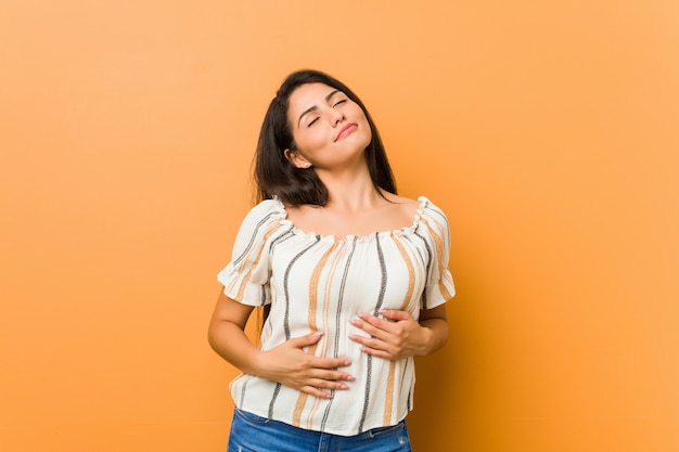 Jeune Femme Bien Roulée Touche Le Ventre, Sourit Doucement, Concept De Restauration Et De Satisfaction.