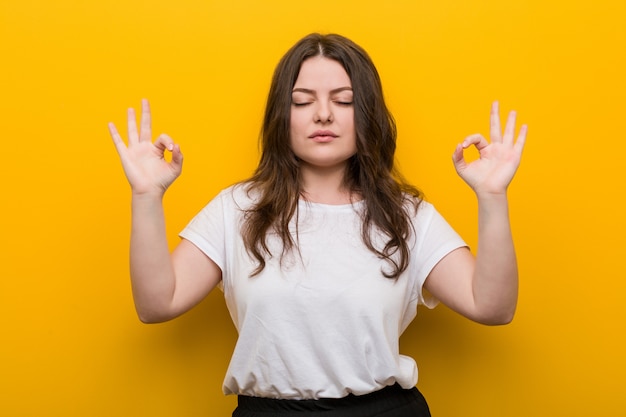 Jeune Femme Bien Taillee Et Détendue Se Détend Après Une Dure Journée De Travail, Il Pratique Le Yoga.