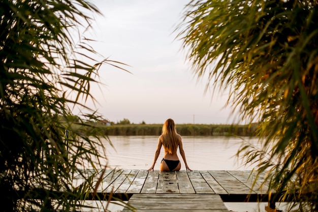 Jeune, femme, bikini, séance, jetée, Lac