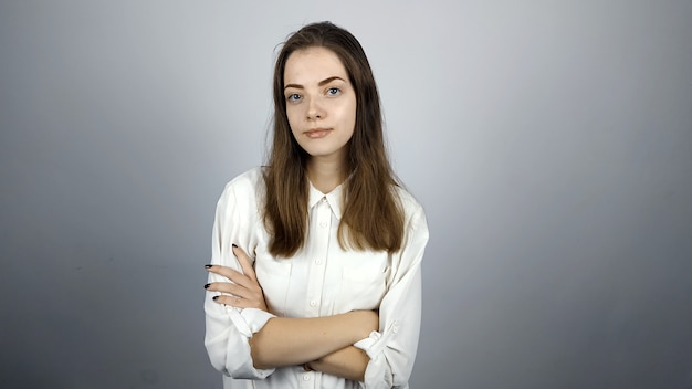 jeune femme en blanc rit