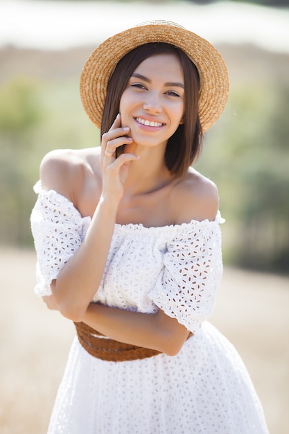 Jeune, femme, blanc, robe, chapeau