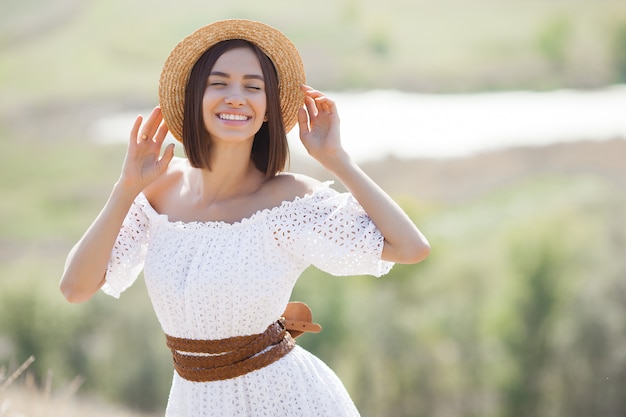 Jeune, femme, blanc, robe, chapeau