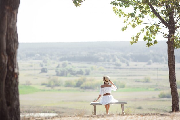 Jeune, femme, blanc, robe, séance, banc