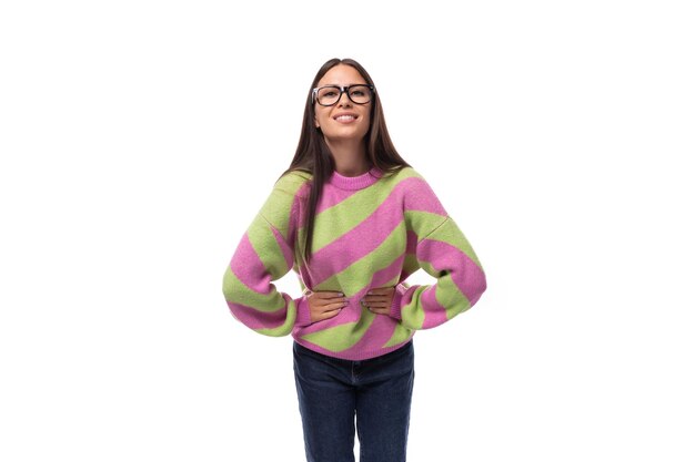 Photo une jeune femme blanche belle avec les cheveux noirs lisses avec des lunettes est habillée dans un automne élégant