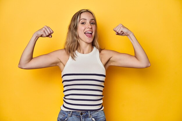 Une jeune femme blanche blonde exprime des émotions isolées.