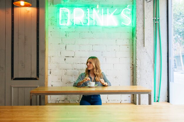 Jeune femme blogueuse sur sa pause-café