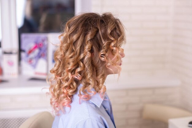 jeune femme, à, blond, bouclé, coiffure