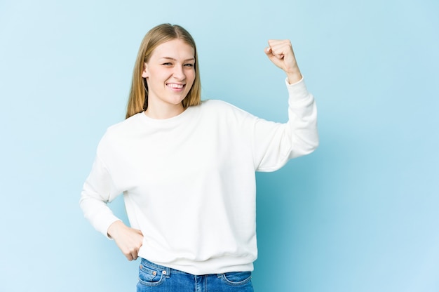 Jeune femme blonde acclamant insouciant et excité. Concept de victoire.