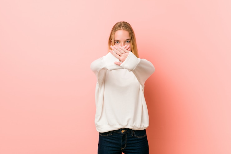 Photo jeune femme blonde adolescente faisant un geste de déni