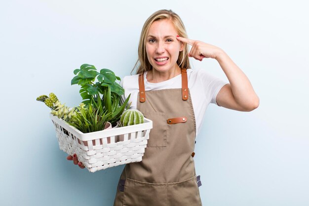 Jeune femme blonde adulte agricultrice et concept de jardinage