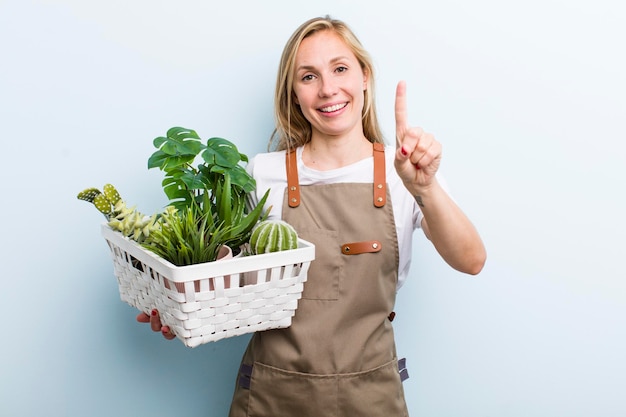 Jeune femme blonde adulte agricultrice et concept de jardinage