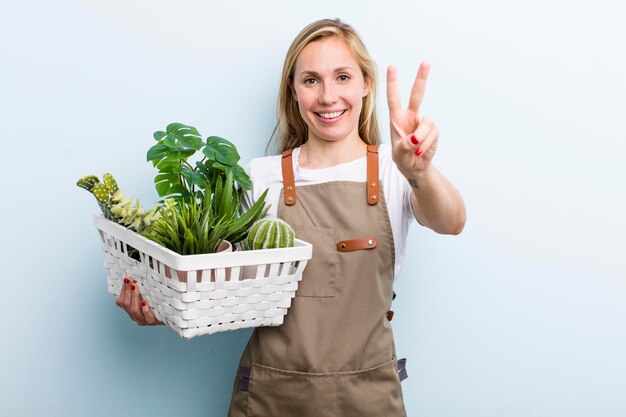 Jeune femme blonde adulte agricultrice et concept de jardinage