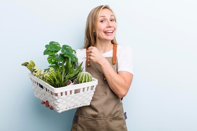 Jeune femme blonde adulte agricultrice et concept de jardinage