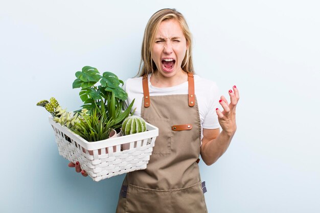 Jeune femme blonde adulte agricultrice et concept de jardinage