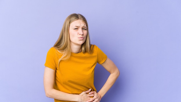 Jeune femme blonde ayant des douleurs au foie, des maux d'estomac.