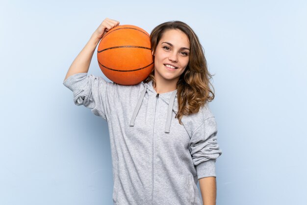 Jeune femme blonde avec une balle de basket