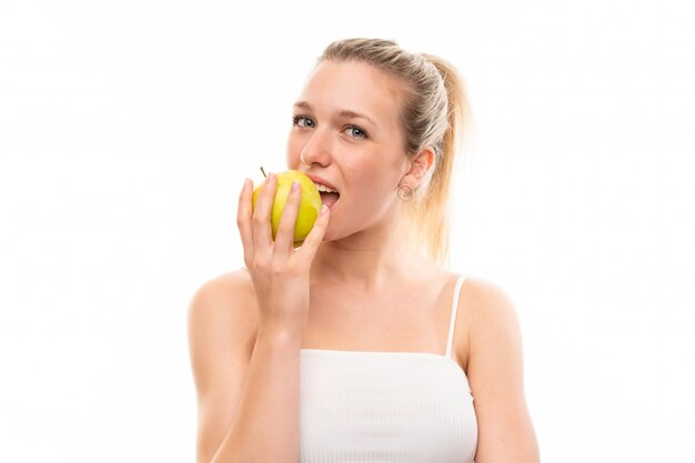 Jeune femme blonde sur blanc isolé