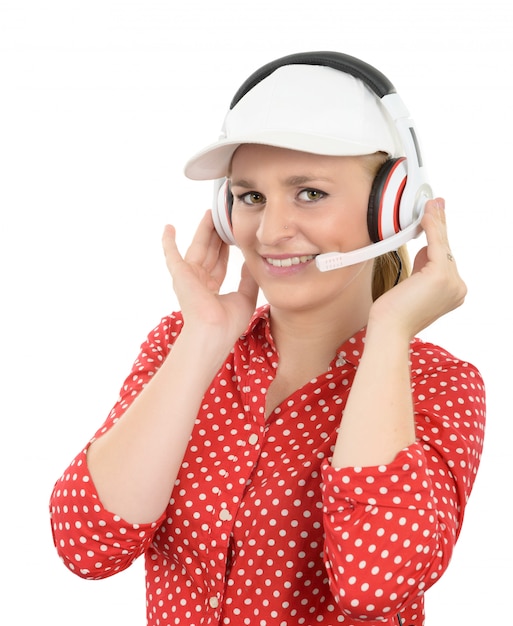 Jeune femme blonde avec casque et casquette blanche