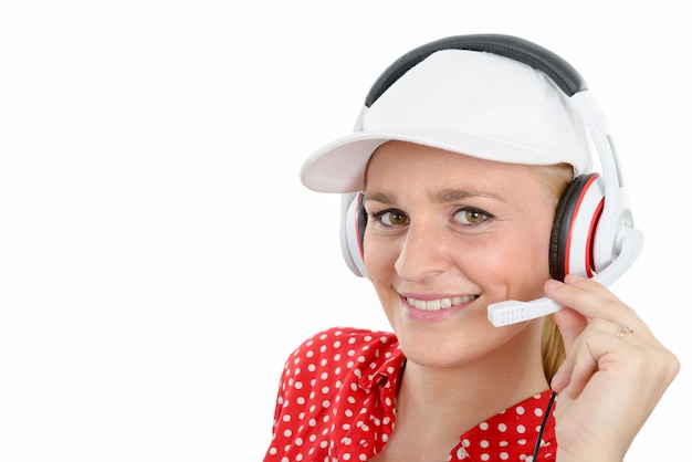 Jeune femme blonde avec casque et casquette blanche