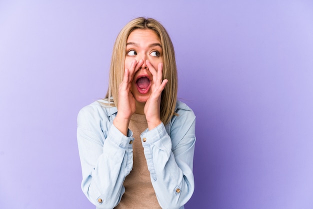 Jeune femme blonde caucasienne isolée criant excité à l'avant.