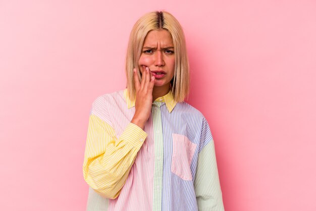 Jeune femme blonde caucasienne isolée sur fond rose