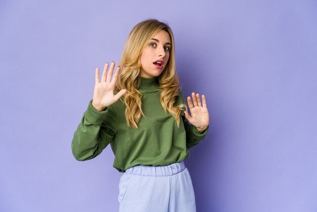 Jeune femme blonde choquée en raison d'un danger imminent