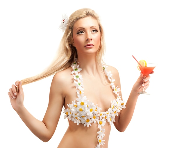 Jeune femme blonde en costume de fleurs de camomille souriant et tenant un cocktail en verre avec de la paille sur fond blanc