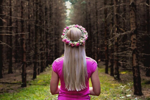 Jeune femme blonde avec une couronne de fleurs sur la tête