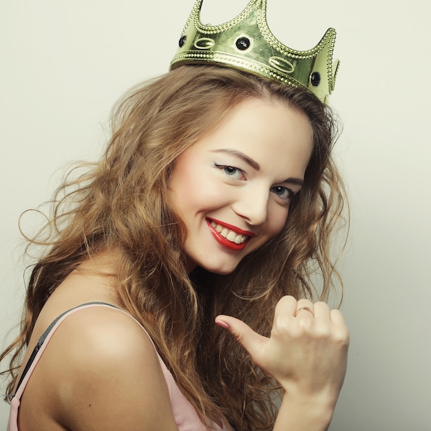 Jeune femme blonde avec une couronne