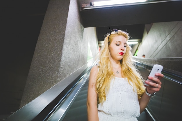 jeune femme blonde dans la ville