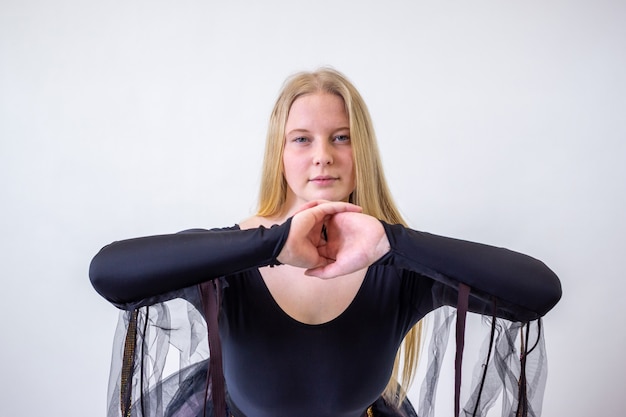 Photo jeune femme blonde danseuse aux yeux bleus en robe fantaisie sur fond blanc