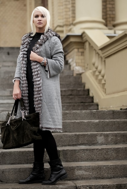 Jeune femme blonde élégante portant un look d'hiver