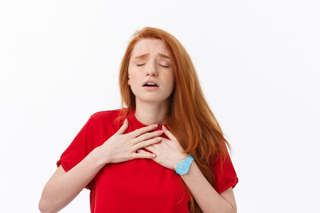 Jeune femme blonde européenne stressée regardant la caméra isolé sur blanc