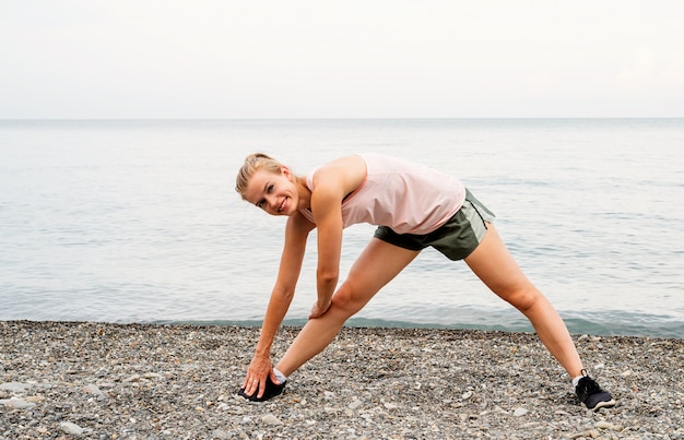 Jeune femme blonde exerçant dans la nature