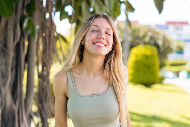 Jeune femme blonde à l'extérieur Portrait