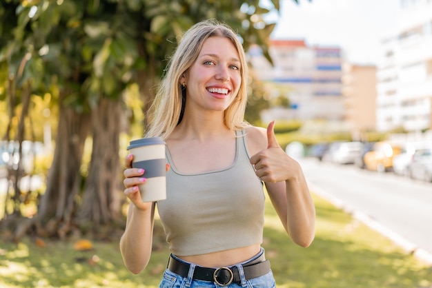 Jeune femme blonde à l'extérieur